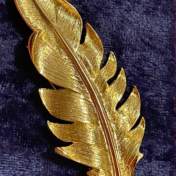 Women’s Gold tone Quill Feather Designed Brooch - Picture 2 of 5